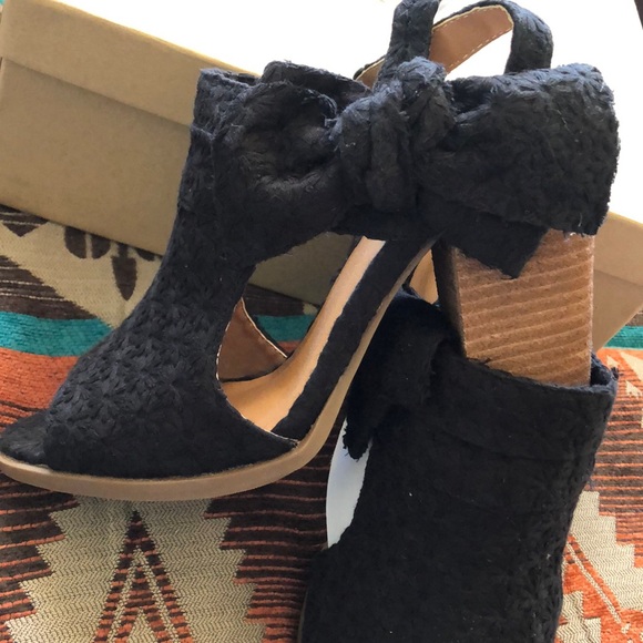 Open toe black high heels - Picture 2 of 7